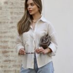 Camisa listrada com bolsos