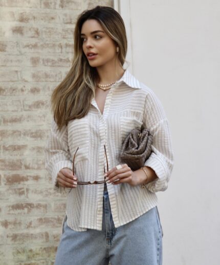 Camisa listrada com bolsos