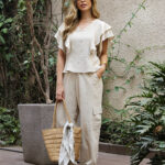 Conjunto de blusa com babado e calça cargo