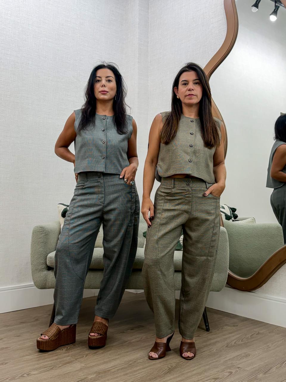 WhatsApp Image 2026-02-20 at 09.57.24 (1) Conjunto Colete e Calça ballon - Imagem 1